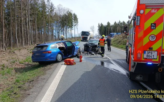 Mladá řidička se těžce zranila při děsivém čelním střetu dvou aut