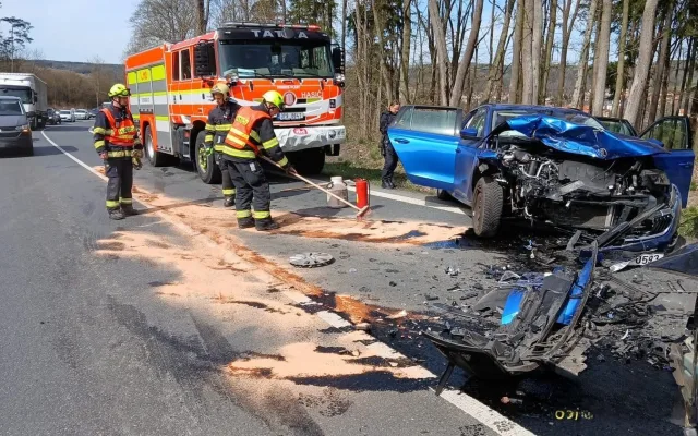 Mladá řidička se těžce zranila při děsivém čelním střetu dvou aut