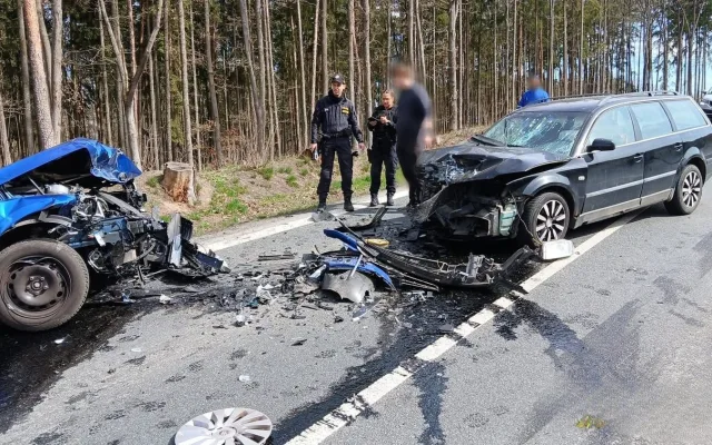 Mladá řidička se těžce zranila při děsivém čelním střetu dvou aut