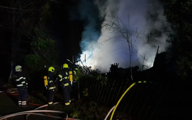 Požár zcela zdemoloval chatu, zůstal po ní jen komín a obrovské škody
