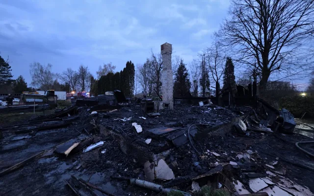 Požár zcela zdemoloval chatu, zůstal po ní jen komín a obrovské škody