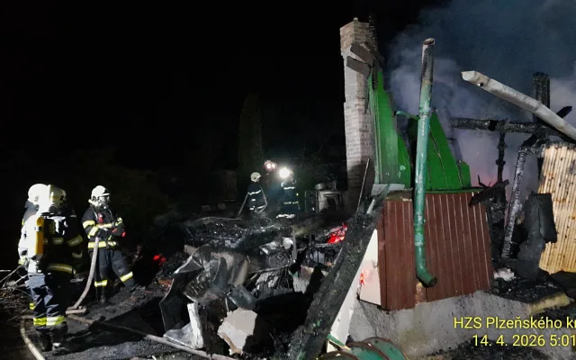 Požár zcela zdemoloval chatu, zůstal po ní jen komín a obrovské škody