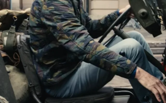 Americký velvyslanec opět baví Čechy. V novém videu startuje legendární jeep