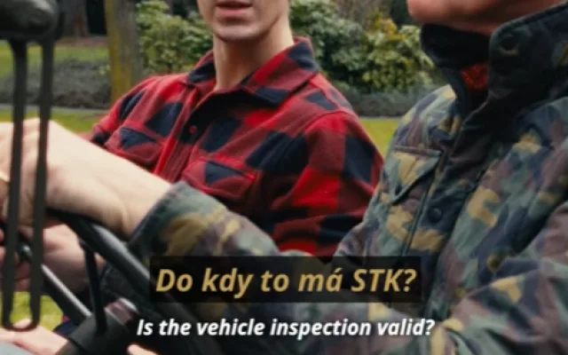 Americký velvyslanec opět baví Čechy. V novém videu startuje legendární jeep