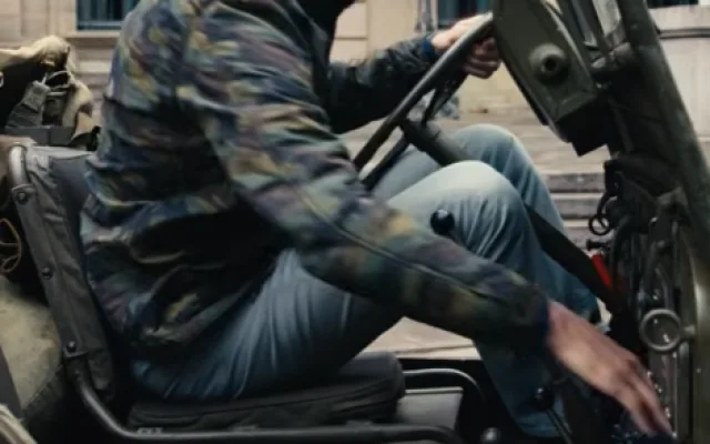 Americký velvyslanec opět baví Čechy. V novém videu startuje legendární jeep