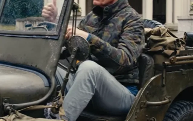 Americký velvyslanec opět baví Čechy. V novém videu startuje legendární jeep