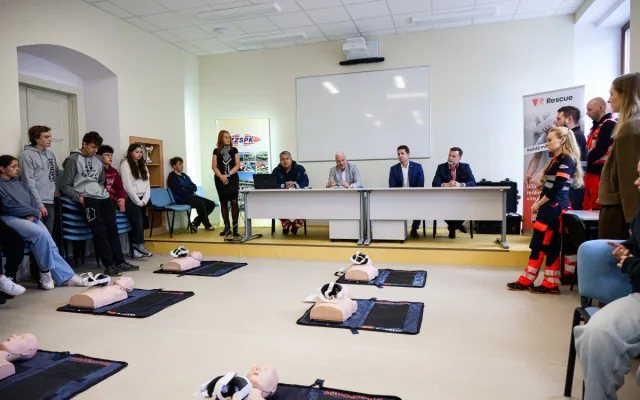 Průkopnická výuka první pomoci, středoškoláci využijí virtuální realitu