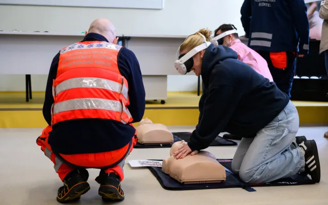 Průkopnická výuka první pomoci, středoškoláci využijí virtuální realitu