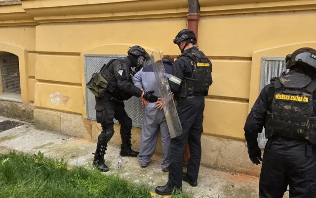 Vzpoura vězňů a rukojmí ve Věznici Plzeň. Složky IZS si vyzkoušely krizový scénář
