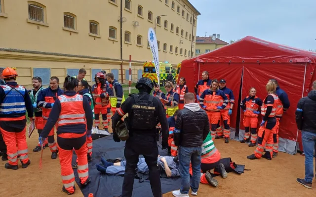 Vzpoura vězňů a rukojmí ve Věznici Plzeň. Složky IZS si vyzkoušely krizový scénář