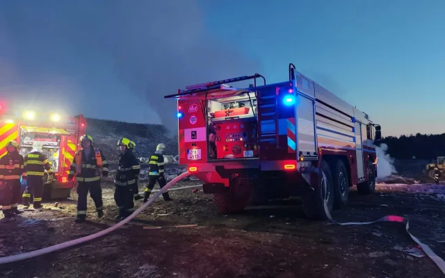 Na skládce zahořely plasty, hasiči tam během týdne vyjížděli už podruhé