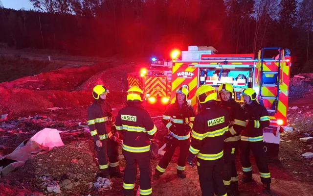 Na skládce zahořely plasty, hasiči tam během týdne vyjížděli už podruhé