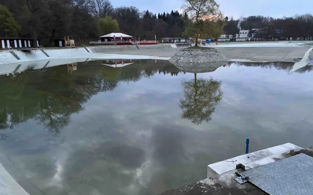 Největší přírodní koupaliště v kraji a druhé největší v ČR prochází očistou