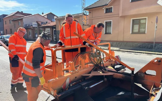 Rozjely se opravy silnic po zimě, správa silnic nasazuje teplou balenou směs