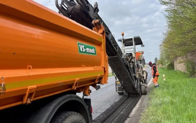 Rozjely se opravy silnic po zimě, správa silnic nasazuje teplou balenou směs