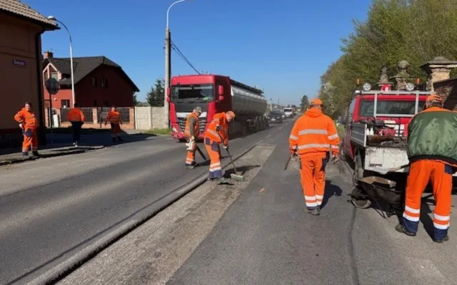 Rozjely se opravy silnic po zimě, správa silnic nasazuje teplou balenou směs
