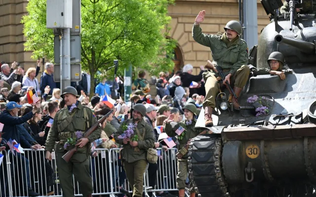 Zákaz parkování i změny v MHD. Slavnosti svobody výrazně ovlivní dopravu ve městě