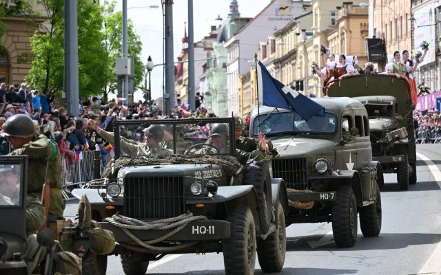 Zákaz parkování i změny v MHD. Slavnosti svobody výrazně ovlivní dopravu ve městě