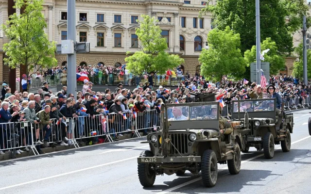 Zákaz parkování i změny v MHD. Slavnosti svobody výrazně ovlivní dopravu ve městě