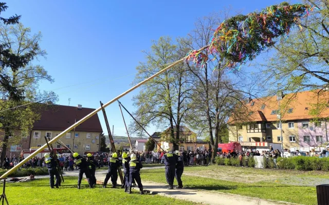 Neuhlídali májku a případ nahlásili policii, město schytává drsnou kritiku
