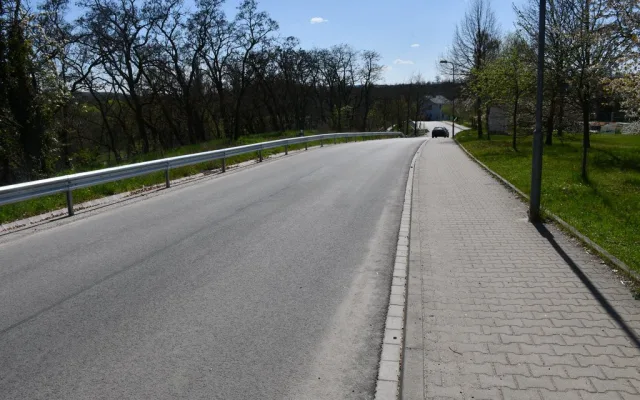 Nejen návštěvníci vyhlášené plovárny se mohou radovat z opravy důležité komunikace