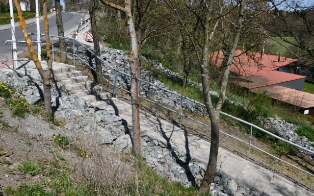 Nejen návštěvníci vyhlášené plovárny se mohou radovat z opravy důležité komunikace