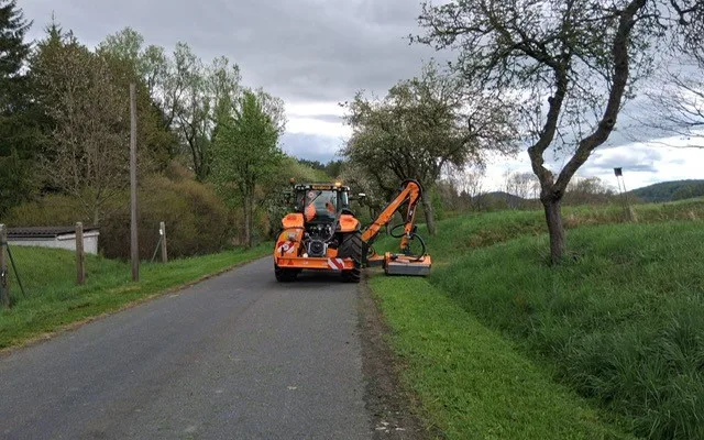 Krajští silničáři nasazují do akce novou sekačku za 4,5 milionu korun