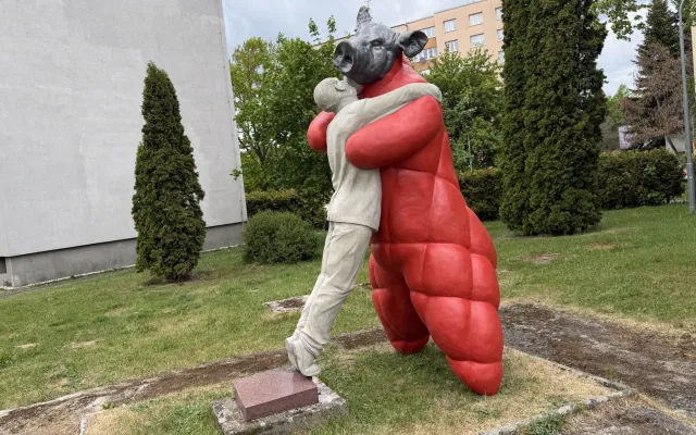 Dílo nazvané Polibek moci budí vášně ještě před samotným zahájením festivalu Sochy na ulici