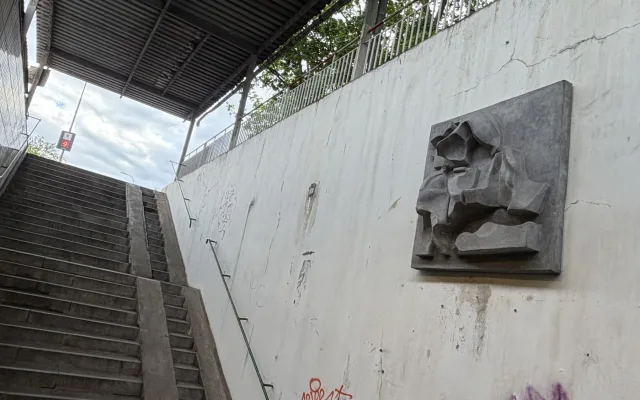 Reliéf v průčelí podchodu pod Plzeňskou ulicí