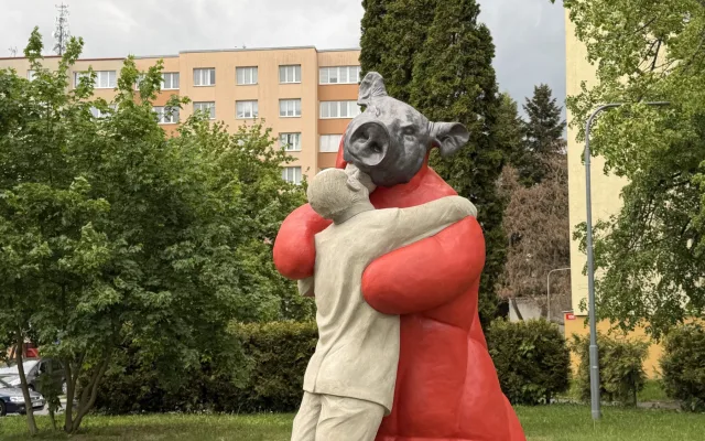 Dílo nazvané Polibek moci budí vášně ještě před samotným zahájením festivalu Sochy na ulici