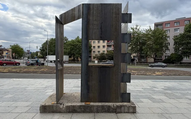 Kovové dílo na náměstí Přemysla Otakara II.