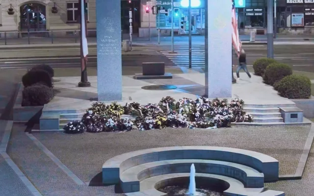 Vandal strhl americkou vlajku z pomníku Díky, Ameriko! Odešel se vztyčenou pravicí