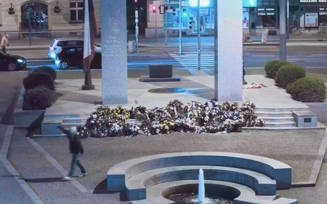Vandal strhl americkou vlajku z pomníku Díky, Ameriko! Odešel se vztyčenou pravicí