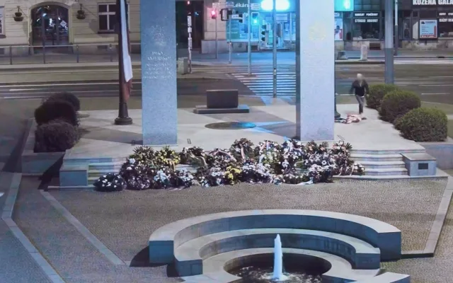 Vandal strhl americkou vlajku z pomníku Díky, Ameriko! Odešel se vztyčenou pravicí