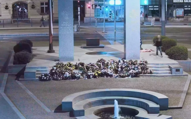Vandal strhl americkou vlajku z pomníku Díky, Ameriko! Odešel se vztyčenou pravicí