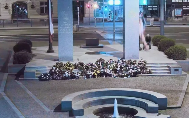 Vandal strhl americkou vlajku z pomníku Díky, Ameriko! Odešel se vztyčenou pravicí