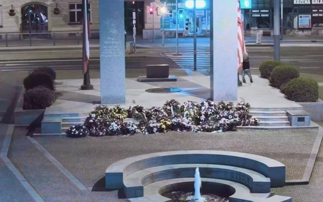 Vandal strhl americkou vlajku z pomníku Díky, Ameriko! Odešel se vztyčenou pravicí