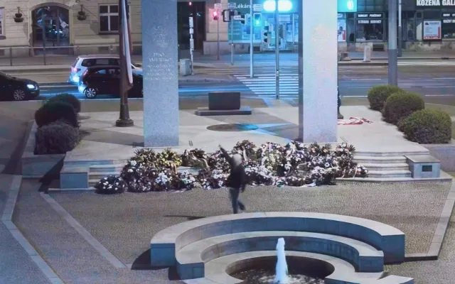 Vandal strhl americkou vlajku z pomníku Díky, Ameriko! Odešel se vztyčenou pravicí