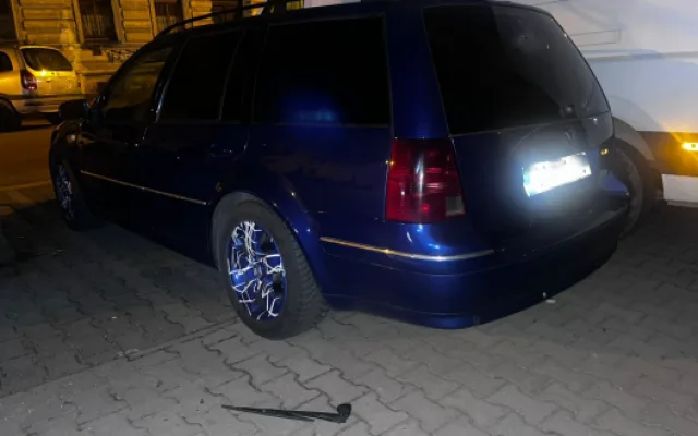 Vandal v centru Plzně demoloval výlohy obchodů i automobily