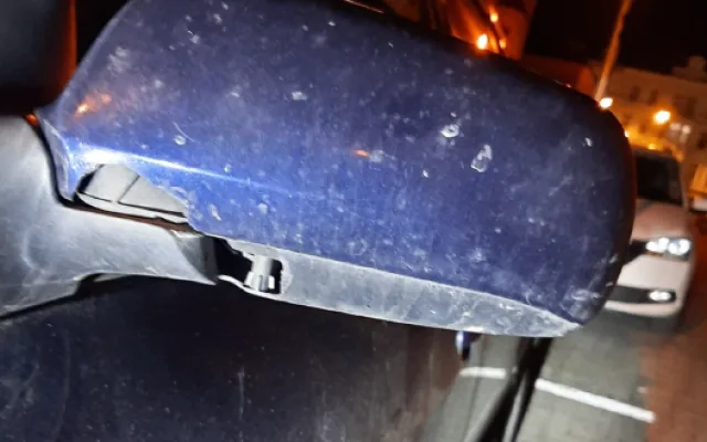 Vandal v centru Plzně demoloval výlohy obchodů i automobily