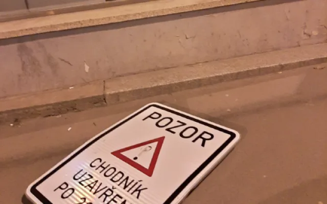 Vandal v centru Plzně demoloval výlohy obchodů i automobilyVandal v centru Plzně demoloval výlohy obchodů i automobily