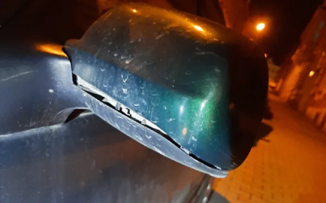 Vandal v centru Plzně demoloval výlohy obchodů i automobily