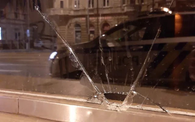 Vandal v centru Plzně demoloval výlohy obchodů i automobily