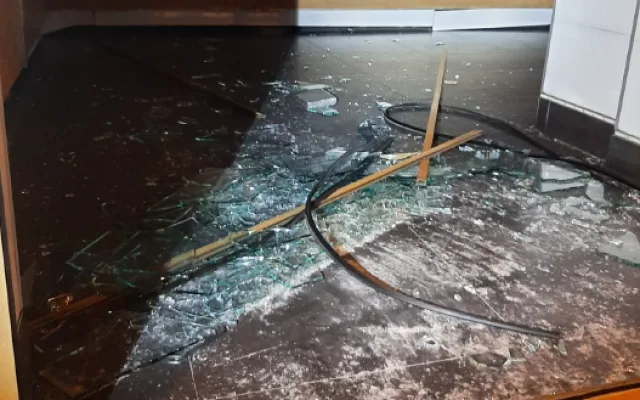 Vandal v centru Plzně demoloval výlohy obchodů i automobily
