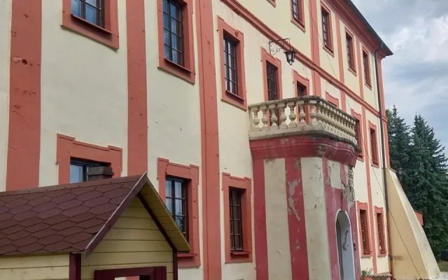 Prodej majetku po zločinci vynesl 200 milionů, jeho zámek stále nikdo nechce