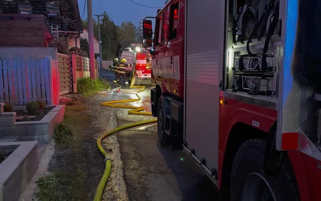 Rodina ve Starém Plzenci přišla během požáru o domov. Pomoci může sbírka