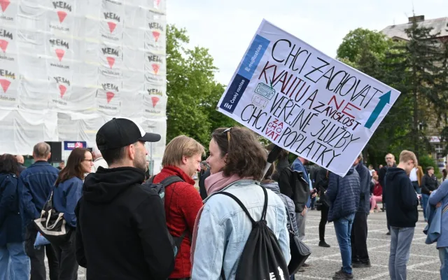 Stovky lidí v Plzni daly vládě najevo jasný vzkaz: Ruce pryč od médií