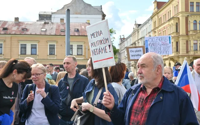 Stovky lidí v Plzni daly vládě najevo jasný vzkaz: Ruce pryč od médií