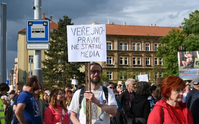 Stovky lidí v Plzni daly vládě najevo jasný vzkaz: Ruce pryč od médií