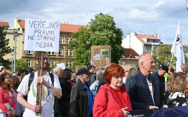 Stovky lidí v Plzni daly vládě najevo jasný vzkaz: Ruce pryč od médií